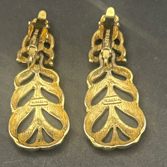 Vintage Trifari feather drop gold earrings,leaf bracelet,pearl brooch set of 3 - Picture 5 of 10